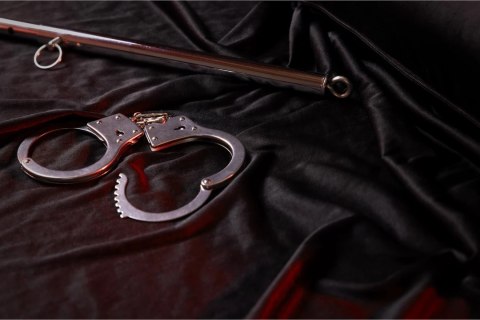 Ouch! by Shots Regulowany drążek rozporowy z pierścieniami mocującymi