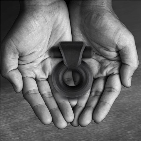 Rooster Travis silikonowy pierścień wibrujący z pociskiem, czarny