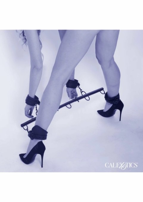 CalExotics Spreader Bar with Cuffs regulowany system rozporowy z kajdankami